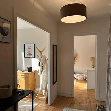 Apartment Chez Lucie, F2 Perret De 60 M2, Traversant Et Lumineux, Plein Centre, 36 Rue De Paris, Vue Catene, Arrivee Autonome