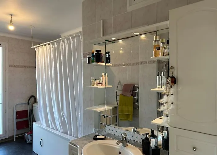 Grand F2 Perret De 60 M2, Traversant Lumineux, Plein Centre, 36 Rue De Paris, Vue Catène, Arrivée Autonome Appartamento *